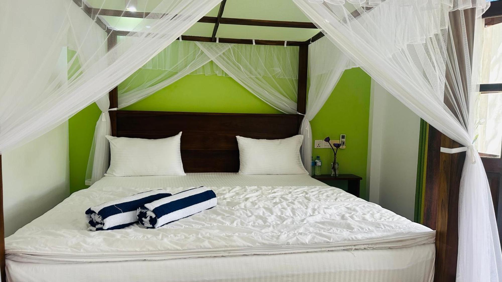 The Point Mirissa Hotel Exterior foto